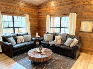 Rustic Cabin with Hot Tub and Game Room on the Edge of Ouachita National Forest - 9