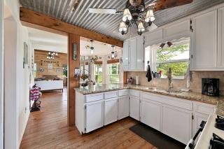 Modern Riverfront Cabin Perfect for Water Activities in Texas - Smithville - 4