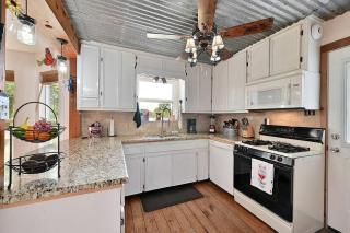 Modern Riverfront Cabin Perfect for Water Activities in Texas - 2