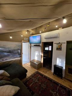 Spacious Safari Tent Surrounded by Nature for a Peaceful Family Escape in Trenton, Georgia - New England - 1