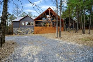 Incredible Spacious Cabin Surrounded by Nature for an Amazing Escape for the Whole Family in Broken Bow, Oklahoma - - 3