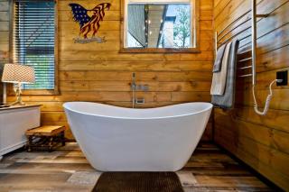 Romantic Retreat|3 Fireplaces+Hot Tub+Shuffleboard in Broken Bow, OK - 2