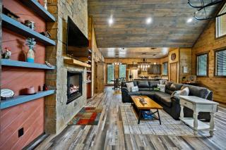 Romantic Retreat|3 Fireplaces+Hot Tub+Shuffleboard in Broken Bow, OK - 3