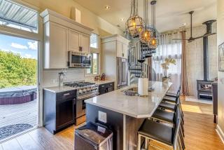 Incredible Waterfront Villa with Stunning Sights in Gary, Indiana - Miller - 9