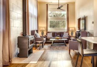 Incredible Waterfront Villa with Stunning Sights in Gary, Indiana - Miller - 7