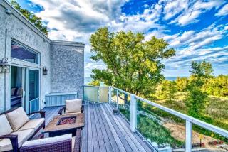 Incredible Waterfront Villa with Stunning Sights in Gary, Indiana - Miller - 5