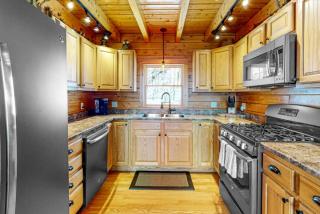 Splendid Cabin with Jacuzzi and Game Space in Maine - 2