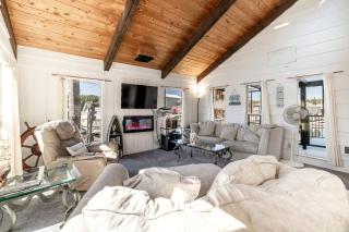 Unique Floating Home on Lake Pend O'reille near Coeur d’Alene, Perfect for a Weekend on the Water - 2