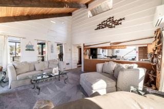 Unique Floating Home on Lake Pend O'reille near Coeur d’Alene, Perfect for a Weekend on the Water - Bayview - 3
