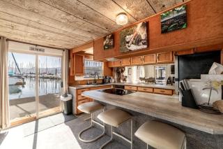 Unique Floating Home on Lake Pend O'reille near Coeur d’Alene, Perfect for a Weekend on the Water - 7