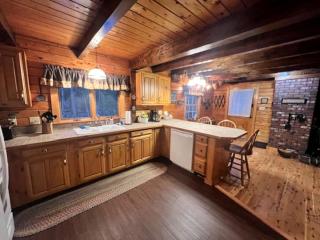 Dog-Friendly Cabin Near the Lake with Kayaks in Maine - 9