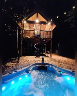 Luxurious Tree House with Hot Tub and Firepit, Perched over Littlefield Pond, Perfect for a Relaxing Weekend Getaway near Portland, Maine - 6