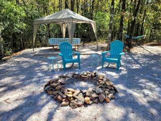 Black Fox Den: A Woodland Glamp - Dog Friendly in Hot Springs, AR - Hot Springs - 0