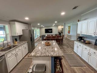 Spacious Vacation Rental with Stunning Lake Views from the Incredible Deck for an Amazing Getaway in Sabine National Forest in Hemphill, Texas - 7