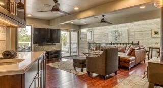 Incredible Lakefront Villa with Gorgeus Sights and Fireplace in Gary, Indiana - Gary - 4