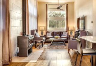 Incredible Lakefront Villa with Gorgeus Sights and Fireplace in Gary, Indiana - 9
