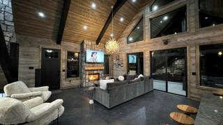 Luxurious Mountain Cabin with Sauna, Hot Tub, and Outdoor Fireplace, Perfect for a Relaxing Weekend Getaway in Utah - 1