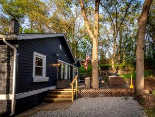 Charming Cozy Cabin with Hot-tub in Gary, Indiana - Miller - 1
