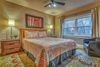 Charming Cozy Cabin with Hot-tub in Gary, Indiana - Miller - 6