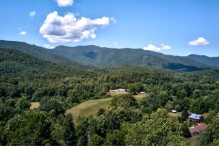 Appalachian Adventure in this Tiny Cabin near Hiawassee, Ideal for Couples' Glamping - 8