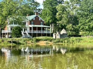 Historic Farm Cottage Perfect for Groups and Horseback Riding in Virginia - 0