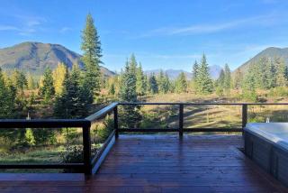 Mountain View Cabin with Deck, Jacuzzi and Ping Pong Table in Montana - 6
