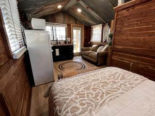 Beautiful Cabin by the Lake Nestled in Sabine National Forest for a Romantic Retreat in Hemphill, Texas - 9