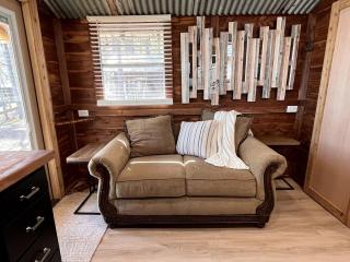 Beautiful Cabin by the Lake Nestled in Sabine National Forest for a Romantic Retreat in Hemphill, Texas - 2