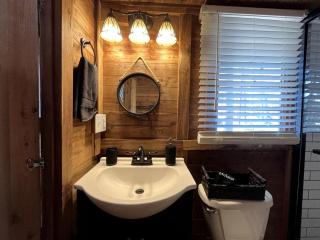 Beautiful Cabin by the Lake Nestled in Sabine National Forest for a Romantic Retreat in Hemphill, Texas - Hemphill - 2