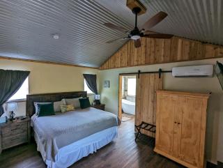 Sunflower - Hot Tub on porch, Granbury, TX - Granbury - 9