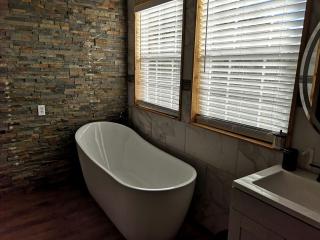 Sunflower - Hot Tub on porch, Granbury, TX - Granbury - 6