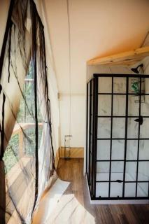 Deluxe Safari Tent with Indoor Jacuzzi in Kentucky - 4