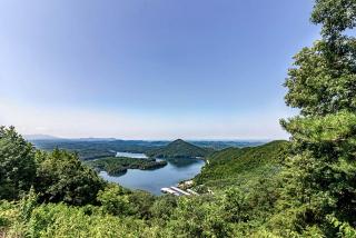 Elegant Copperhill Accommodation Perfect for Luxury Camping in Tennessee - 4