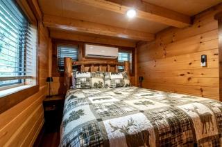 Private Romantic Cabin with Mountain Views and Covered Porch in Arkansas - 8