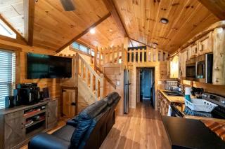 Private Romantic Cabin with Mountain Views and Covered Porch in Arkansas - Marshall - 8