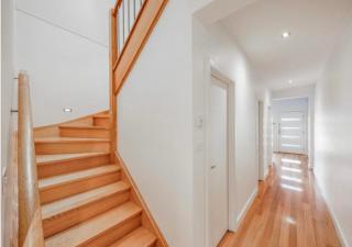 Modern Comfort in Keilor East - Keilor - 6