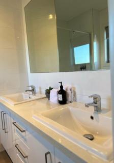 Modern Comfort in Keilor East - Keilor - 2