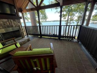 Peaceful Lakefront Tiny Cabin Nestled in the Sabine National Forest for a Romantic Escape in Hemphill, Texas - Hemphill - 0