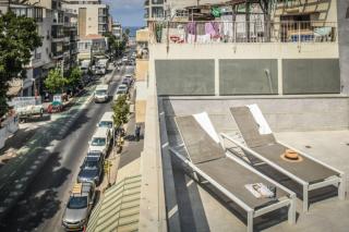 Bright & Modern 2BR Apt with Spacious Terrace 5-min from Beach by Sea N' Rent - Tel Aviv - 3