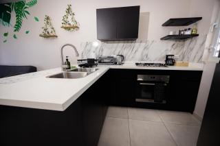 Central 2BR Apartment-10 Min Walk to Mambo Beach - 6
