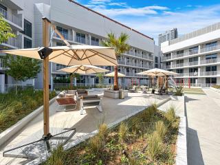 Bright Modern Studio in the Heart of JVC - 6