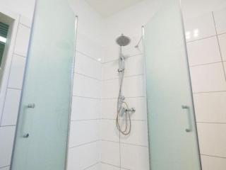 Monteurwohnung-fuer-8-Personen-in-Guelzow-WLAN-Aufenthaltsraum-Parkplatz-Naehe-Hamburg-RZ02a - 6