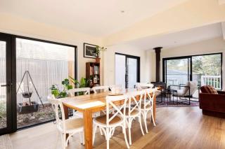 Eclectic Cosy Bathhouse - Couples Retreat in Blair - 5