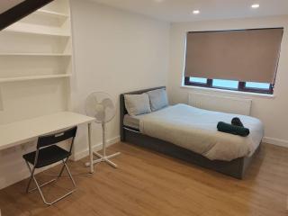 4 Bedroom house with En-suite - contractors welcome - FREE parking and WI-FI - 8