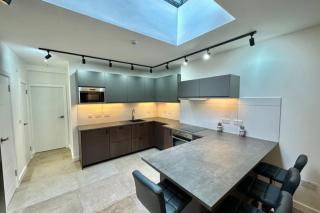 4 Bedroom house with En-suite - contractors welcome - FREE parking and WI-FI - 6