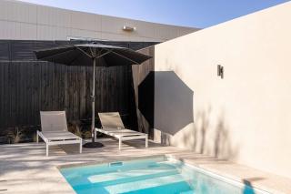 The Grey House - Luxe Entertainer with Heated Pool - McCrae - 1