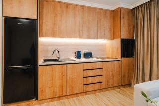 Chic Modern Apartment - Work-Friendly & Comfortable - 8