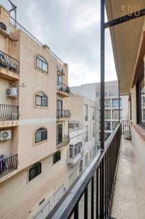Comfortable 3BR Sliema APT with Balcony, AC & Wifi by 360 Estates - 6