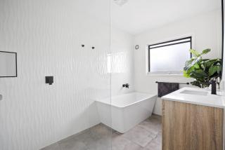 Coastal Beach Home - 50m to Beach - Pet Friendly - 4