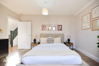 The Randall Retreat - Spacious 4BDR Home with Garden - London - 7